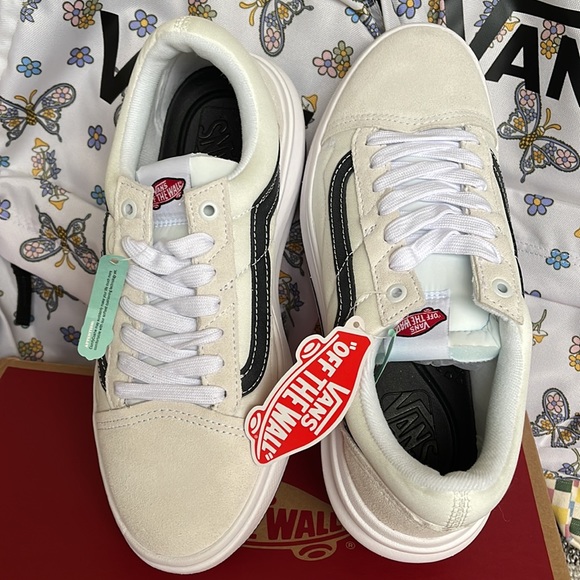 Vans WMNS Old Skool Over
White
VN0A7Q5EWHT
Platforms Sneakers - Picture 13 of 16